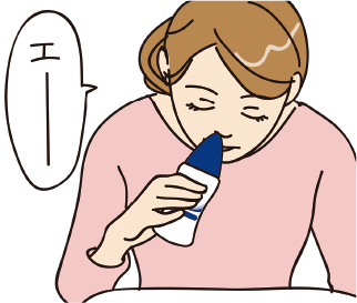 洗面所で前かがみになり、キャップ先端を一方の鼻の穴に軽く当てます。口で息をしながら、そっとボトルを握ると温かい洗浄液が反対側の鼻や口から出てきます。鼻で洗浄液を吸う動作は必要はありません。残った洗浄液で反対側の鼻も同じ手順でおこないます。